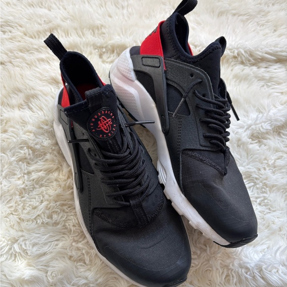 Nike Black and Red Women’s Sneakers - Picture 1 of 14